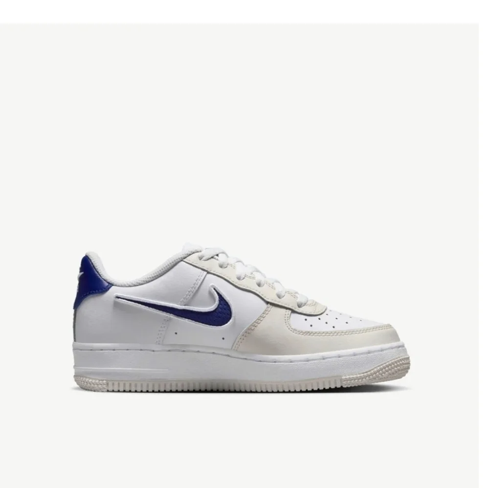 Nike Air Force 1 LV8